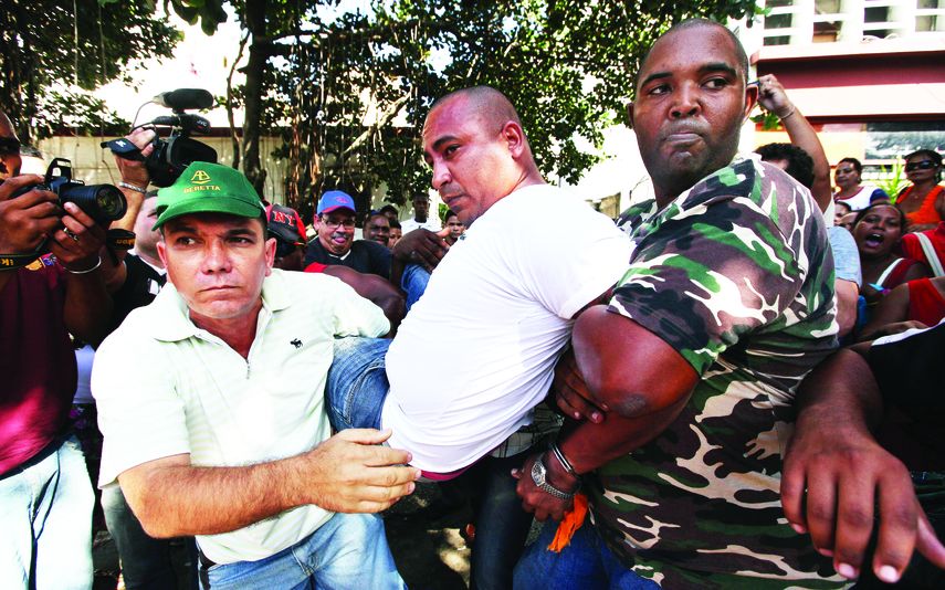 Un opositor cubano es arrestado mientras participaba en una marcha por los derechos humanos en La Habana.