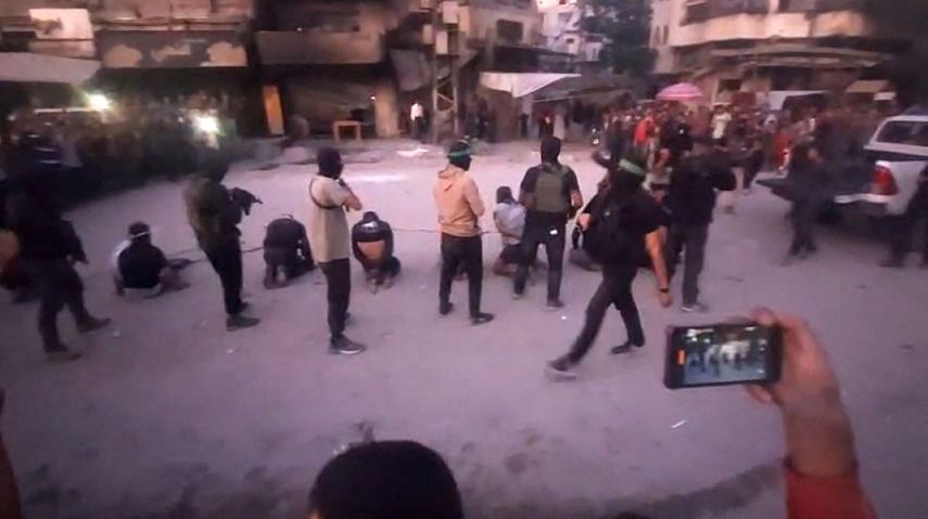 El grupo terrorista Hamas publicó un video que muestra a sus milicianos fuertemente armados ejecutando a ocho hombres con los ojos vendados, atados y arrodillados en la calle.