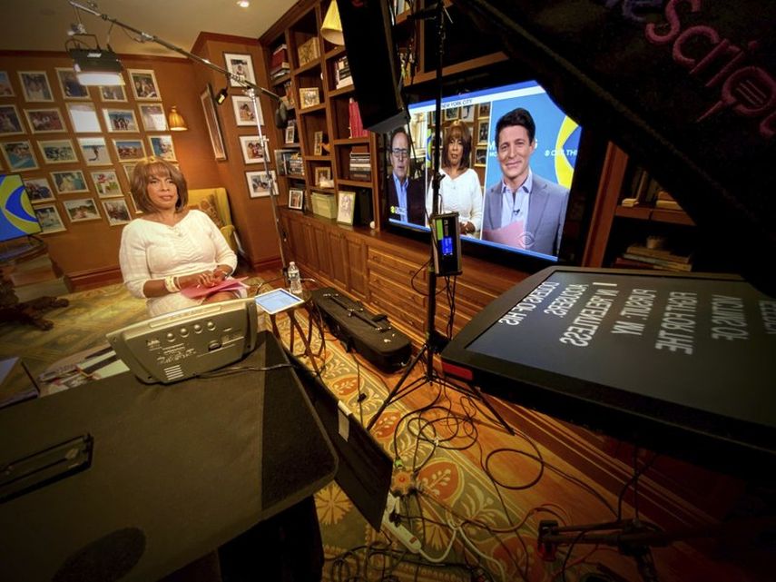 Esta imagen publicada por CBS muestra a Gayle King transmitiendo CBS This Morning desde su casa.