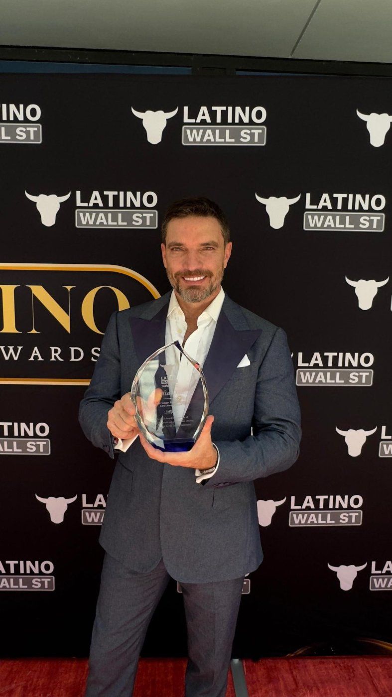 Julián Gil posa en la alfombra roja de los Latino Wall Street Awards. El actor recibió el premio al liderazgo excepcional.&nbsp;