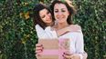 Una hija obsequia a su mamá un detalle en el Día de las Madres.&nbsp;