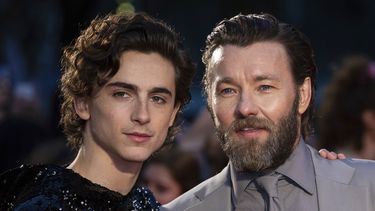 En esta fotograf&iacute;a de archivo del 3 de octubre de 2019 Timothee Chalamet, izquierda, y Joel Edgerton en el estreno de The King en el Festival de Cine de Londres en Londres. Chalamet interpreta al rey Enrique V en la pel&iacute;cula que se estrena esta semana.