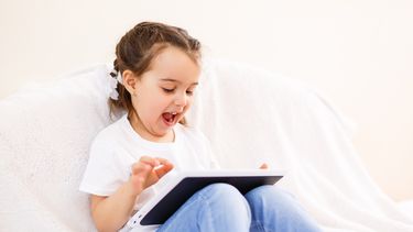 Imagen de una niña utilizando una tablet&nbsp;