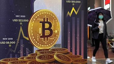 Un anuncio de la criptomoneda bitcoin en una calle de Hong Kong.