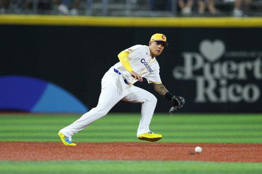 El colombiano Gio Urshela intenta capturar una pelota durante un encuentro del Clásico Mundial de Béisbol, el 6 de marzo de 2026.