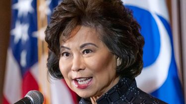 En esta foto de archivo del 18 de septiembre de 2021, la secretaria de Transporte, Elaine Chao, habla en Washington. Chao renunció al cargo el jueves 7 de enero de 2021, afirmando que lo hacía en protesta por el asalto violento de seguidores del presidente Donald Trump al Capitolio el día anterior.&nbsp;