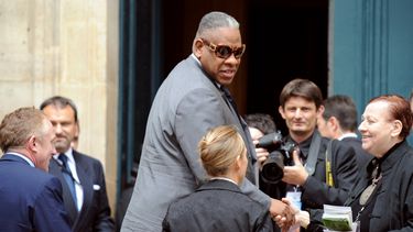En esta foto de archivo tomada el 5 de junio de 2008, el editor general de Vogue, Andre Leon Talley, llega a la iglesia de Saint-Roch en París para asistir a la misa fúnebre ofrecida por el padre Roland Letteron para el diseñador de moda Yves Saint-Laurent.&nbsp; &nbsp;