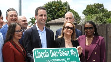 Hialeah honra a Lincoln Díaz Barlart con una calle