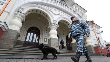 Un oficial de Policía patrulla este miércoles frente a la estación de tren en Vladivostok, en Rusia, donde se espera la llegada del líder norcoreano Kim Jong-un para una cumbre con el presidente ruso Vladimir Putin.&nbsp;