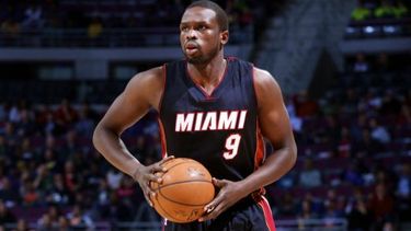 Deng promedia 14,3 puntos por juego durante esta postemporada. (ARCHIVO)