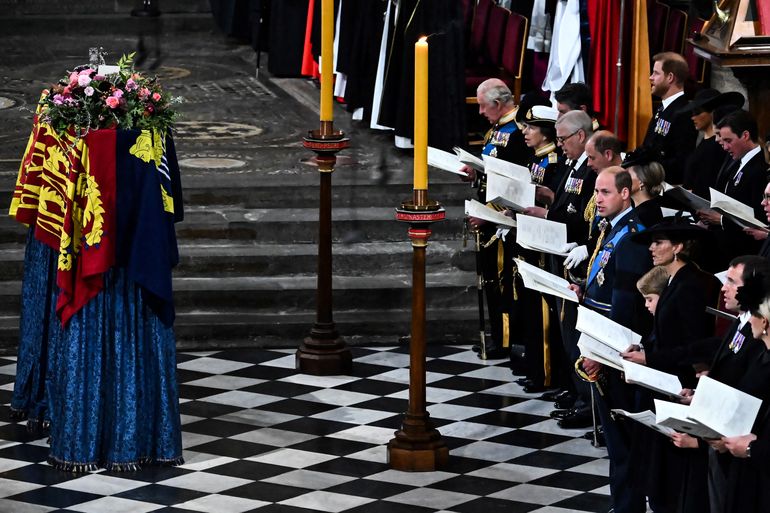 El ataúd de la Reina Isabel II, envuelto en el Estandarte Real con la Corona del Estado Imperial y el cetro del Soberano, se saca de la Abadía de Westminster, durante el Funeral de Estado de la Reina Isabel II, celebrado en Londres el 19 de septiembre de 2022.