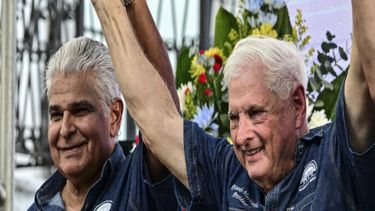 José Raúl Mulino (Izq) junto al expresidente, Ricardo Martinelli, durante un acto electoral en Ciudad de Panamá, el 3 de febrero de 2024