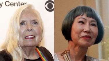 La cantautora Joni Mitchell y la novelista Amy Tan.