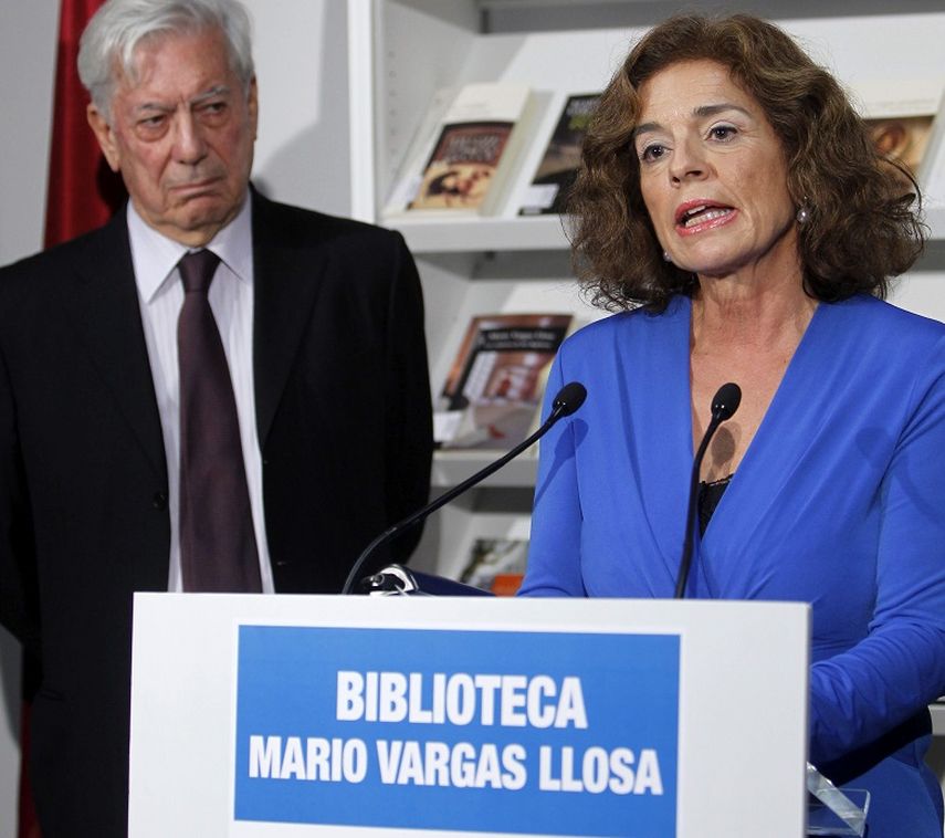 El novelista peruano Mario Vargas Llosa junto a la alcaldesa de Madrid Ana Botella durante la inauguración de una biblioteca municipal que lleva el nombre del escritor, 2014. (EFE). 