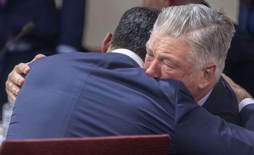 El actor Alec Baldwin abraza a su abogado defensor, Alex Spiro, después de que la jueza del tribunal de distrito, Mary Marlowe Sommer, desestimó el caso de homicidio involuntario el 12 de julio de 2024 en Santa Fe, Nuevo México, por la muerte ocurrida en 2021 de la directora de fotografía Halyna Hutchins en la filmación de la película Rust.