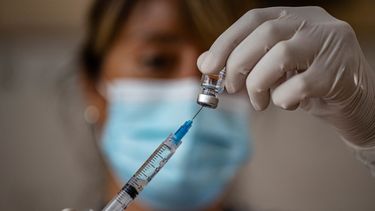 En esta fotografía de archivo del 15 de febrero de 2021, una trabajadora de la salud prepara una dosis de la vacuna CoronaVac contra el COVID-19.