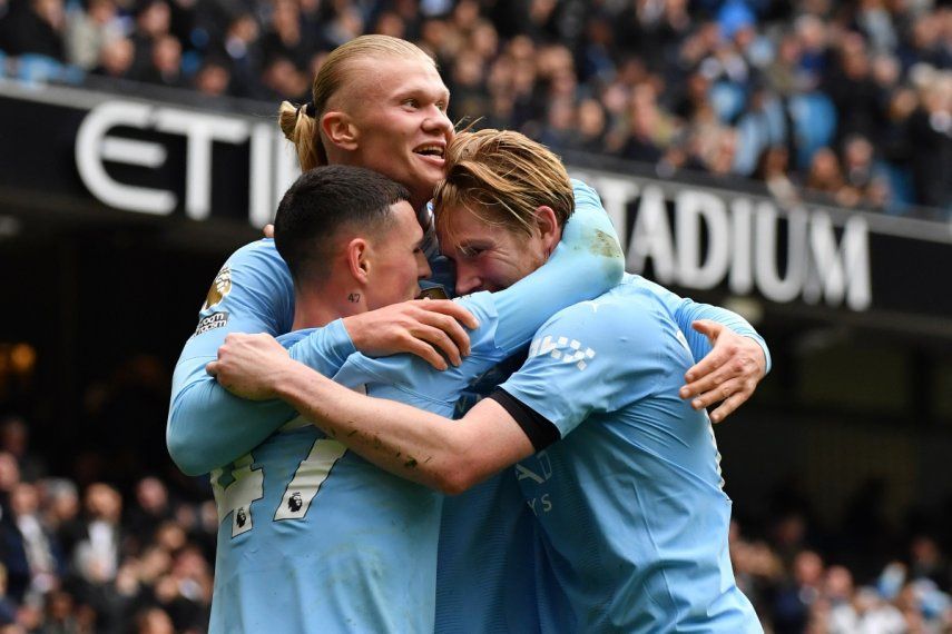 Erling Haaland del Manchester City celebra con sus compañeros tras anotar el segundo gol en la victoria de su equipo ante el Everton en la Liga Premier, el sábado 10 de febrero del 2024.