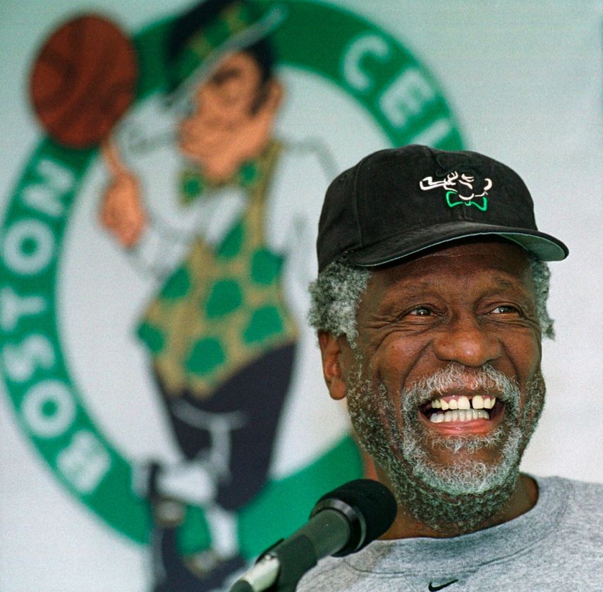 Bill Russell, leyenda de los Celtics de Boston, responde a preguntas tras una práctica del equipo en Waltham, Massachusetts, el 11 de octubre de 1999.&nbsp;