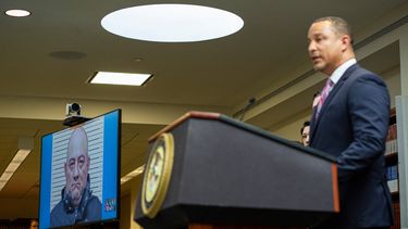 El fiscal del Distrito Este de Nueva York, Breon Peace (derecha), habla durante una conferencia de prensa sobre la extradición del narcotraficante colombiano Dairo Antonio Usuga, alias Otoniel, en la ciudad de Nueva York el 5 de mayo de 2022.