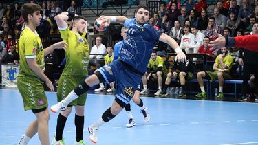 Miles de es estudiantes universitarios practican deportes.