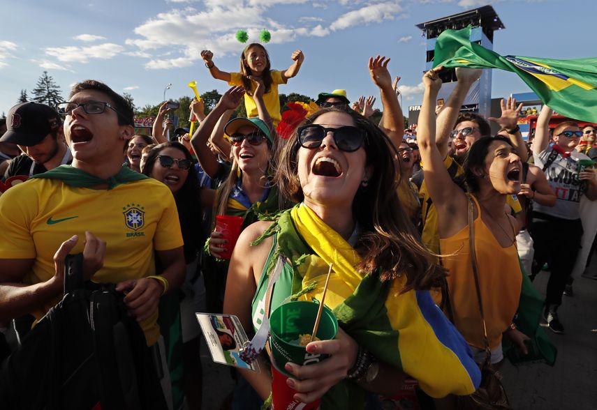 Fanáticos de Brasil se entusiasmaron el buen juego que exhibió su selección ante México y ahora están un paso más cerca de la tan ansiada sexta copa mundial.&nbsp;