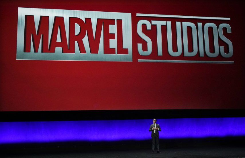 Tony Chambers, director de distribución teatral de Disney Entertainment, se dirige a la audiencia debajo del logotipo de Marvel Studio durante la presentación de Walt Disney Studios en CinemaCon 2023. Un trabajador murió en uno de los estudios de la empresa.
