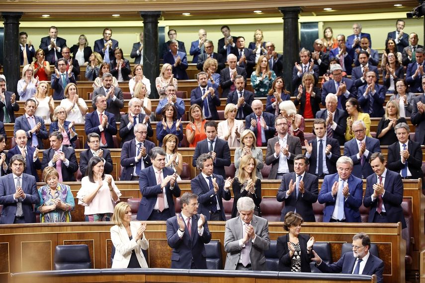 El presidente Mariano Rajoy es aplaudido por los diputados de su grupo tras comparecer esta tarde ante el pleno del Congreso, para explicar la posición del Ejecutivo ante el desafío independentista en Cataluña.&nbsp;