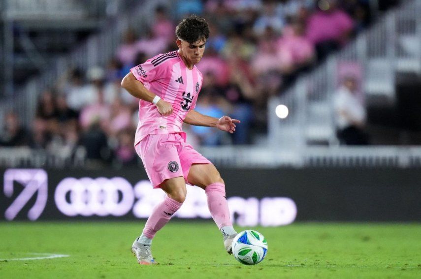 El defensor Noah Allen, del Inter Miami, hace un pase durante un partido, el 8 de noviembre de 2025.