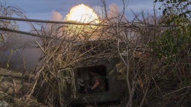 Un militar ucraniano de la 56ta brigada emplea artillería autopropulsada hacia posiciones rusas en el frente en dirección a Chasiv Yar, en la región de Donetsk, Ucrania, el 27 de septiembre de 2024.&nbsp;