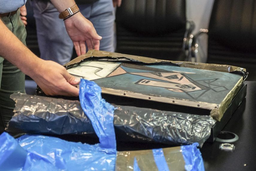 Esta fotografía del folleto tomada y publicada por la policía griega el 29 de junio de 2021 muestra una pintura recuperada de Picasso titulada Cabeza de mujer, en Atenas, Grecia, el 29 de junio de 2021.