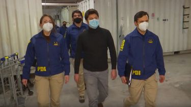 Esta captura de pantalla de un video difundido por la Policía De Investigaciones De Chile muestra a Nicolás Zepeda antes de su extradición a París. 