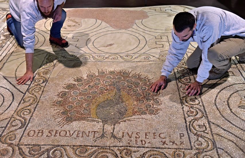 &nbsp;Dos restauradores revisan el suelo de mosaico de un palacio del cristianismo temprano en el sitio arqueológico de&nbsp;Santa&nbsp;Reparata, en la catedral de Florencia.