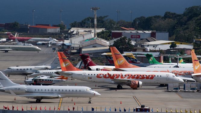 Aviones comerciales de diferentes aerolíneas y jets privados se posan en la pista del Aeropuerto Internacional Simón Bolívar, en Maiquetía, Estado Vargas, Venezuela, el 15 de diciembre de 2020.&nbsp;