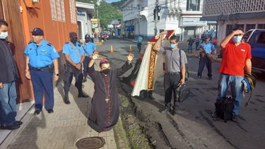El obispo de la Diócesis de Matagalpa, monseñor Rolando Álvarez, se arrodilla para orar en la entrada de la curia episcopal donde fue impedido de ingresar por la Policía durante varias horas.&nbsp;