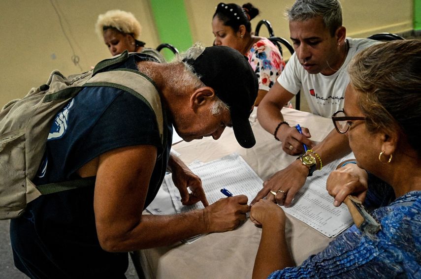 Un hombre vota en un colegio electoral durante el referéndum sobre el nuevo Código de Familia en La Habana, el 25 de septiembre de 2022.