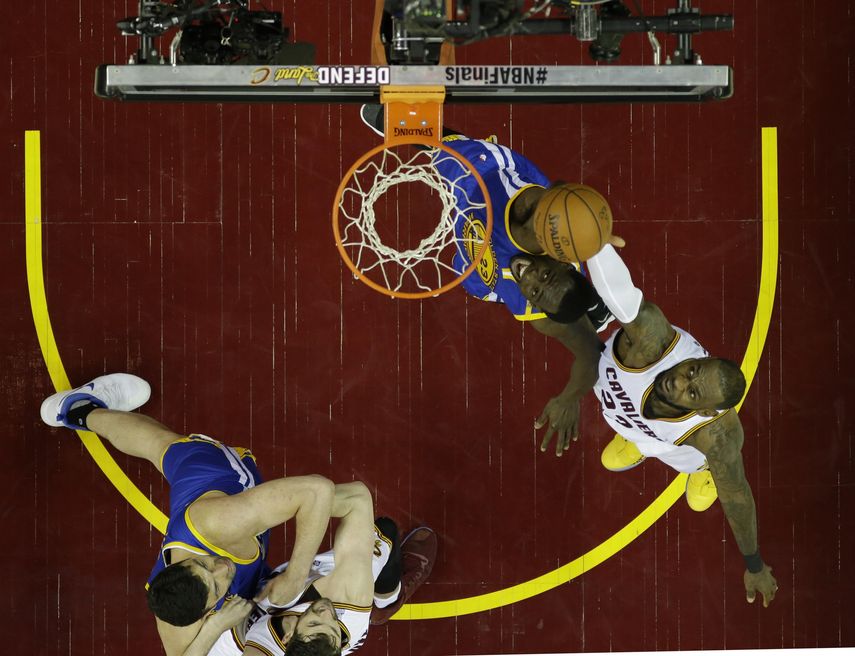James logró su noveno triple-doble en las finales con 31 puntos, 11 asistencias y 10 rebotes.