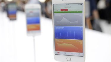 Fotografía del 9 de septiembre de 2014 que muestra al iPhone 6 Plus durante la presentación de nuevos productos de la compañía Apple. Las compañías tecnológicas deben cumplir con los rigurosos estándares de la Administración de Alimentos y Medicinas de