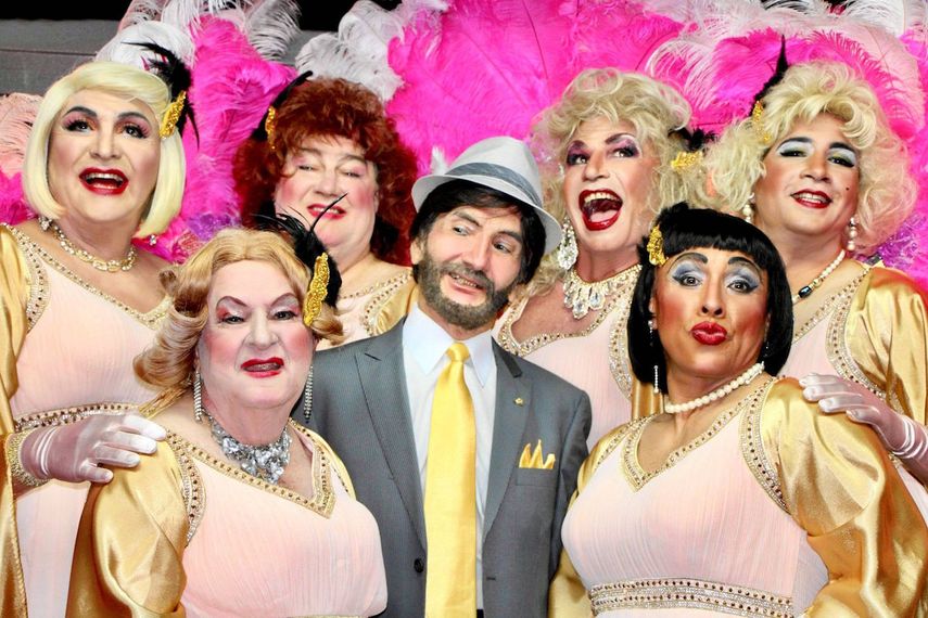 Elenco de la obra Las chicas de Copacabana 2, del grupo de teatro Havanafama.&nbsp;