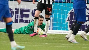 El portero del Chelsea, Kepa Arrizabalaga, sostiene el balón durante el partido de fútbol de la Serie de Verano de la Premier League del equipo contra el Newcastle, el miércoles 26 de julio de 2023, en Atlanta. EL Real Madrid está interesado en un préstamo por el arquero español