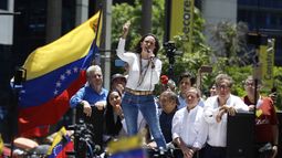 La líder opositora venezolana María Corina Machado habla con sus partidarios durante una manifestación en Caracas el 28 de agosto de 2024. Los partidarios de la oposición venezolana se manifestaron el 28 de agosto, un mes después de la disputada reelección del presidente Nicolás Maduro, quien blindó su gabinete con un hombre fuerte al mando de la ley y el orden. &nbsp; &nbsp;