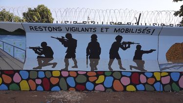 Un mural en Uagadugú, Burkina Faso, el miércoles 1 de marzo de 2023. Burkina Faso se ha visto sacudida por la violencia vinculada a al-Qaida y al grupo Estado Islámico que ha matado a miles, pero algunos civiles dicen que tienen aún más miedo de las fuerzas de seguridad, a quienes acusan de ejecuciones extrajudiciales.&nbsp;
