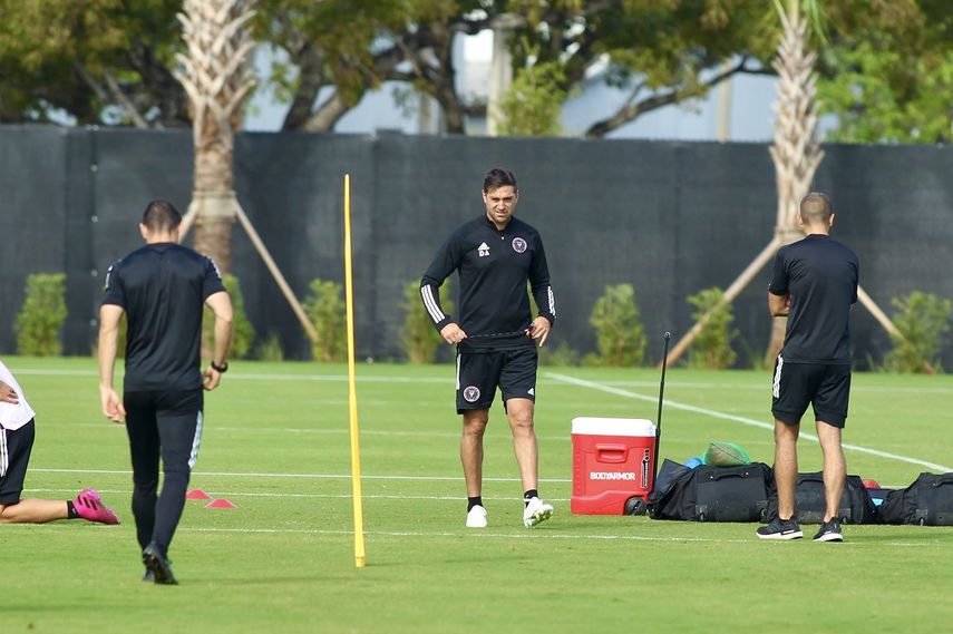 Diego Alonso sigue con atenci&oacute;n los trabajos del Inter Miami. La imagen corresponde a la etapa cuando todav&iacute;a hab&iacute;a actividades colectivas.