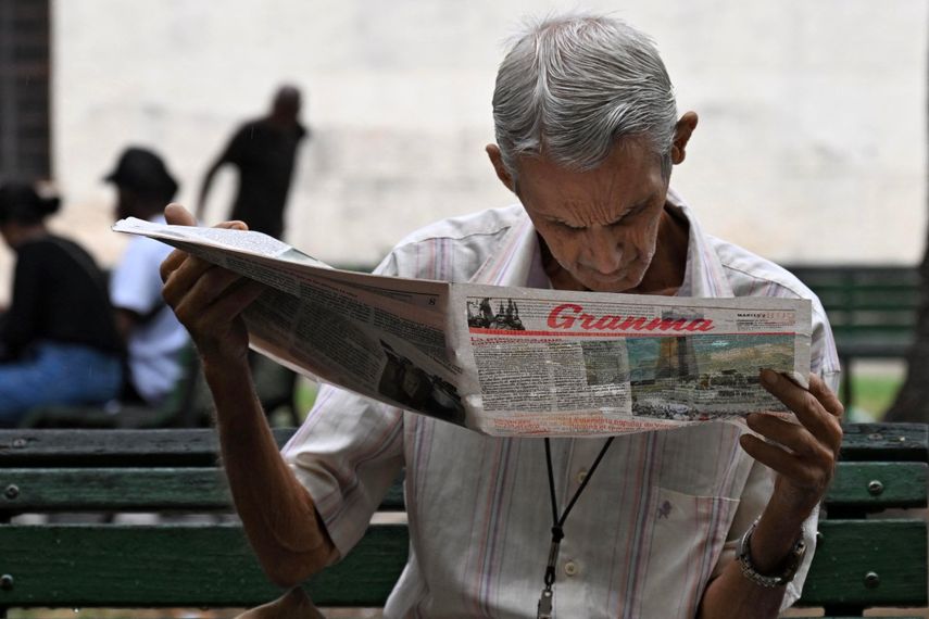 Cubano lee el periódico, La Habana.