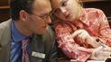 El representante de Vermont, Willem Jewett, demócrata por Ripton, a la izquierda, conversa con su hija, Anneke, durante el primer día de la legislatura en Montpelier, Vermont, el 5 de enero de 2004. 