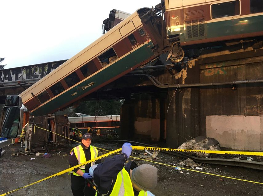 Imagen facilitada por el departamento del Sheriff del condado de Pierce que muestra a un&nbsp;tren&nbsp;Amtrack 501 tras descarrilar y caer sobre la autopista interestatal 5 cerca de Olympia, en el estado de Washington, Estados Unidos, hoy, 18 de diciembre de 2017.&nbsp;&nbsp;