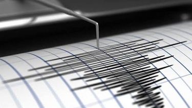 La serie de sismos comenz&oacute; la noche del 28 de diciembre con un terremoto de 4,7, seguido de uno de 5,1 que impact&oacute; cerca de la costa sur de la isla, provocando que decenas de personas salieran atemorizadas a las calles