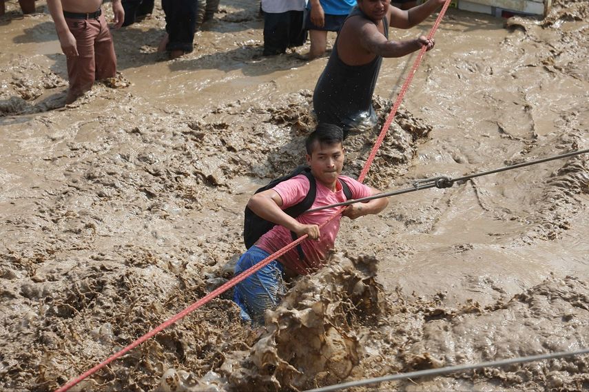 Personal de la policía nacional del Perú rescata este viernes 17 de marzo del 2017, a personas atrapadas por las inundaciones producidas por el desborde de los ríos Rímac y Huaycoloro en el sector denominado Carapongo al este de la ciudad de Lima.&nbsp;