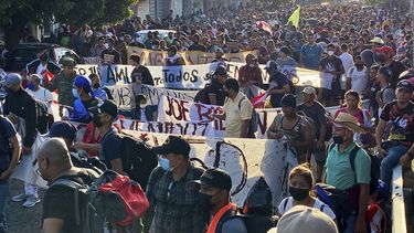 Una caravana de migrantes, la mayoría de Centroamérica, inicia su marcha hacia el norte desde Tapachula, México, el sábado 23 de octubre de 2021.&nbsp;