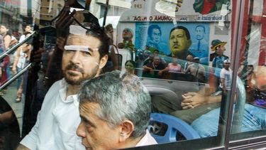 El exalcalde de San Cristóbal Daniel Ceballos (izq.) y el general retirado Ángel Vivas, vistos a través de la ventanilla de un autobús cuando eran trasladados para su liberación el 1 de junio de 2018, en Caracas, Venezuela.