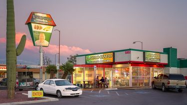 &nbsp;Daniel Contreras, de 66 años y mejor conocido como el El Güero Canelo, comenzó su negocio en octubre de 1993 con un carro de comida especializado en perros calientes al estilo Sonora.&nbsp;